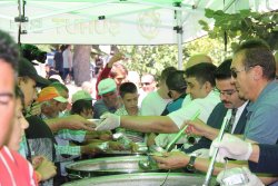 Geleneksel Hale Getirdiğimiz ve Bu Yıl 15.sini Gerçekleştirilen Aşure Dağıtımını Hemşehrilerimizin Yoğun Katılımıyla Gerçekleştirdik.