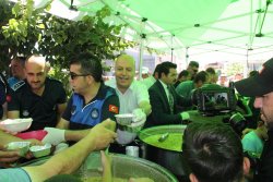 Geleneksel Hale Getirdiğimiz ve Bu Yıl 15.sini Gerçekleştirilen Aşure Dağıtımını Hemşehrilerimizin Yoğun Katılımıyla Gerçekleştirdik.