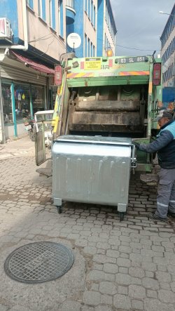 440 Lt Çöp konteynerlerinin yetmediği, yoğun nüfus olan yerlerde ve ilçe merkezindeki yerlere 770 Lt çöp konteynerlerini yerleştiriyoruz 