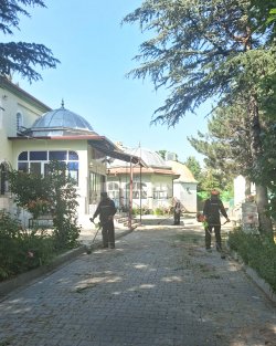 ŞUHUT BELEDİYEMİZDEN YEŞİL ALANLARA KESİNTİSİZ BAKIM