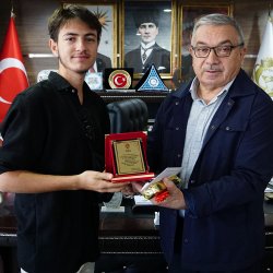 YKS’DE DERECE YAPAN ÖĞRENCİLERDEN BAŞKAN ÖZAŞKIN’A ZİYARET