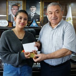 YKS’DE DERECE YAPAN ÖĞRENCİLERDEN BAŞKAN ÖZAŞKIN’A ZİYARET