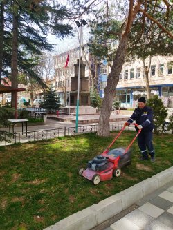 Ağaç, çim ve çevre bakımları hız kesmeden devam ediyor.