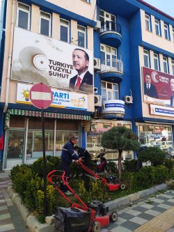 Ağaç, çim ve çevre bakımları hız kesmeden devam ediyor.