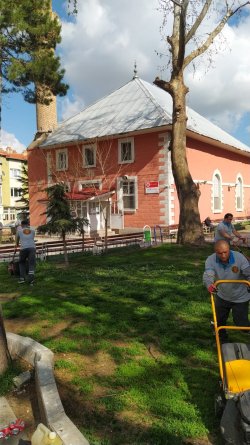 İlçemiz geneli çim biçme ve bakım onarım çalışmalarımız devam ediyor