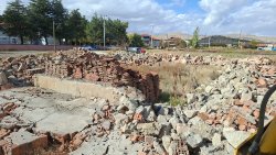 ŞUHUT’TA METRUK BİNA TEMİZLİĞİ DEVAM EDİYOR