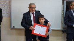 BAŞKAN ÖZAŞKIN ÖĞRENCİLERİN KARNE SEVİNCİNE ORTAK OLDU