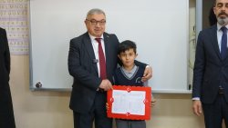 BAŞKAN ÖZAŞKIN ÖĞRENCİLERİN KARNE SEVİNCİNE ORTAK OLDU