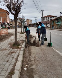 Şuhut Belediyesi soğuk havalara aldırış etmeden temizlik işlerine devam ediyor