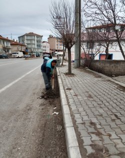Şuhut Belediyesi soğuk havalara aldırış etmeden temizlik işlerine devam ediyor