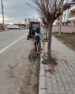 Şuhut Belediyesi soğuk havalara aldırış etmeden temizlik işlerine devam ediyor
