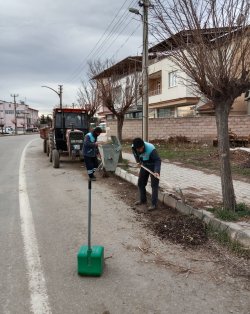Şuhut Belediyesi soğuk havalara aldırış etmeden temizlik işlerine devam ediyor