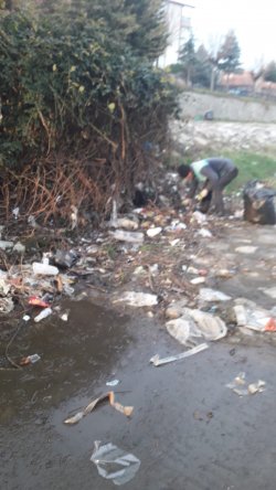 Şuhut Belediyesi soğuk havalara aldırış etmeden temizlik işlerine devam ediyor