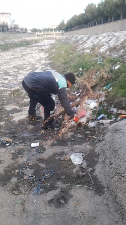 Şuhut Belediyesi soğuk havalara aldırış etmeden temizlik işlerine devam ediyor