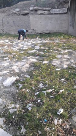 Şuhut Belediyesi soğuk havalara aldırış etmeden temizlik işlerine devam ediyor