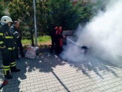 Şuhut Belediyesi İtfaiye Ekiplerimiz Kız Anadolu İmam Hatip Lisesinde Yangın Tatbikatı Gerçekleştirdi