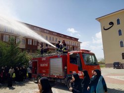 Şuhut Belediyesi İtfaiye Ekiplerimiz Kız Anadolu İmam Hatip Lisesinde Yangın Tatbikatı Gerçekleştirdi