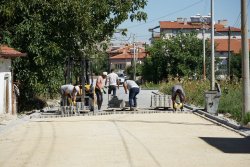 Zafer Mahallemizde parke taşı döşeme çalışmalarımızı sürdürüyoruz.