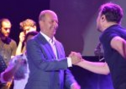 BİNLERCE VATANDAŞ EKİN UZUNLAR KONSERİNDE BULUŞTU