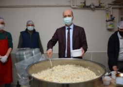 Başkan Bozkurt İftar Sofrasının İlk Yemeklerine Yardım Etti.