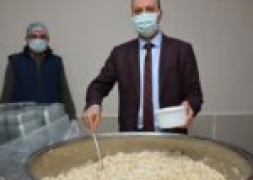 Başkan Bozkurt İftar Sofrasının İlk Yemeklerine Yardım Etti.