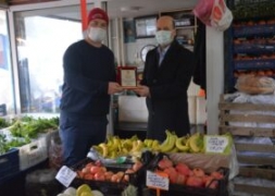 Başkan Bozkurt'tan Yardımsever Tüccarlara Plaket