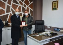 Başkan Bozkurt'tan Yardımsever Tüccarlara Plaket