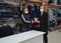 Başkan Bozkurt'tan Yardımsever Tüccarlara Plaket