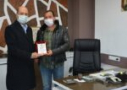 Başkan Bozkurt'tan Yardımsever Tüccarlara Plaket