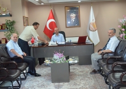 ESKİŞEHİR KREDİ YURTLAR KURUMU BÖLGE MÜDÜRÜ EYUP ERKUT BELEDİYE BAŞKANIMIZ RECEP BOZKURT'U MAKAMINDA ZİYARET ETTİ.