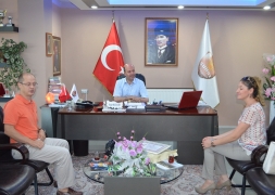 AFYONKARAHİSAR KAN BAĞIŞI MERKEZİ MÜDÜRÜ DR.KUBİLAY AKMAN BELEDİYE BAŞKANIMIZ RECEP BOZKURT'A DESTEKLERİNDEN DOLAYI TEŞEKKÜR BELGESİ VERDİ.