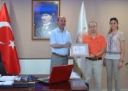 AFYONKARAHİSAR KAN BAĞIŞI MERKEZİ MÜDÜRÜ DR.KUBİLAY AKMAN BELEDİYE BAŞKANIMIZ RECEP BOZKURT'A DESTEKLERİNDEN DOLAYI TEŞEKKÜR BELGESİ VERDİ.