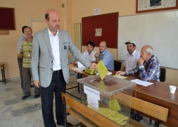 BELEDİYE BAŞKANIMIZ RECEP BOZKURT CUMHURBAŞKANLIĞI SEÇİMLERİNDE KURTULUŞ İHSAN KÜÇÜK ARSLAN İLKÖĞRETİM OKULUNDA OYUNU KULLANDI.