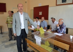 BELEDİYE BAŞKANIMIZ RECEP BOZKURT CUMHURBAŞKANLIĞI SEÇİMLERİNDE KURTULUŞ İHSAN KÜÇÜK ARSLAN İLKÖĞRETİM OKULUNDA OYUNU KULLANDI.