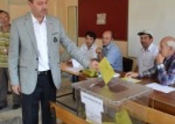 BELEDİYE BAŞKANIMIZ RECEP BOZKURT CUMHURBAŞKANLIĞI SEÇİMLERİNDE KURTULUŞ İHSAN KÜÇÜK ARSLAN İLKÖĞRETİM OKULUNDA OYUNU KULLANDI.