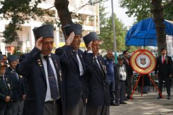 Başkan Bozkurt; Mukaddesat uğruna canlarını siper eden ve bu uğurda şehit olmayı göze alan gazilerimizin #GazilerGünü'nü tebrik ediyorum.
