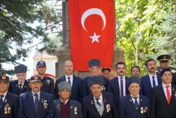 Başkan Bozkurt; Mukaddesat uğruna canlarını siper eden ve bu uğurda şehit olmayı göze alan gazilerimizin #GazilerGünü'nü tebrik ediyorum.