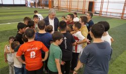 BAŞKAN ÖZAŞKIN'DAN YAZ KUR'AN KURSU ÖĞRENCİLERİNE HALI SAHA SÜRPRİZİ