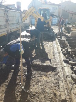 Yol,Kaldırım, bordür ve çevre düzenleme çalışmalarımız devam ediyor. 