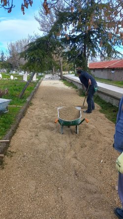 Şuhut Asri Mezarlığında kilit parke taşı döşeme işlemlerinde sona gelindi.