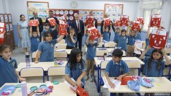 BAŞKAN ÖZAŞKIN ÖĞRENCİLERİN KARNE HEYECANINA ORTAK OLDU