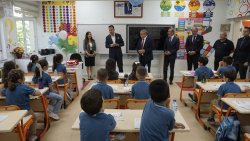 BAŞKAN ÖZAŞKIN ÖĞRENCİLERİN KARNE HEYECANINA ORTAK OLDU