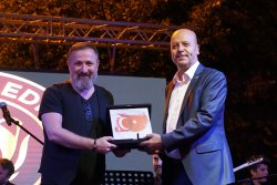 Şuhut Belediyesi 15. Zafer Haftası Kültür ve Sanat Etkinlikleri Programımızın 2. Gününde Meydanımızı Doldurup Taşıran Binlerce Hemşehrimiz İle Birlikte Talha Bora Öge'yi Şuhut'ta Ağırladık.