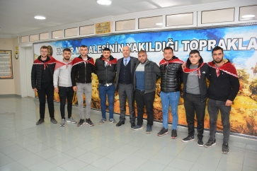 Askere gidecek olan gençlerimizden Başkan Bozkurt'a ziyaret