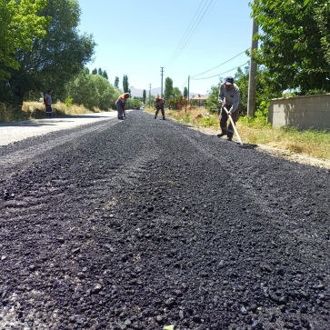 Ortapınar Köy Yolunda  Şuhut Belediyesi Fen İşleri Müdürlüğü Ekiplerimiz Tarafından Asfalt Serim İşlemi Devam Ediyor