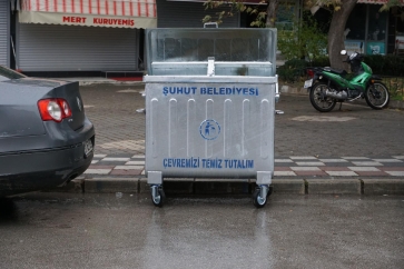 440 Lt Çöp konteynerlerinin yetmediği, yoğun nüfus olan yerlerde ve ilçe merkezindeki yerlere 770 Lt çöp konteynerlerini yerleştiriyoruz 