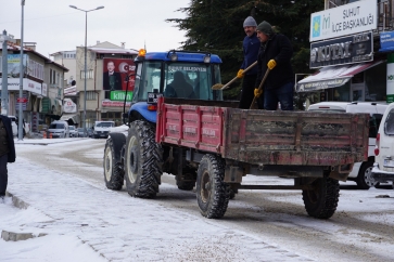BELEDİYEMİZDEN YOLLARI AÇIK TUTAN TUZLAMA ÇALIŞMALARI 