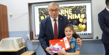 BAŞKAN ÖZAŞKIN ÖĞRENCİLERİN KARNE HEYECANINA ORTAK OLDU
