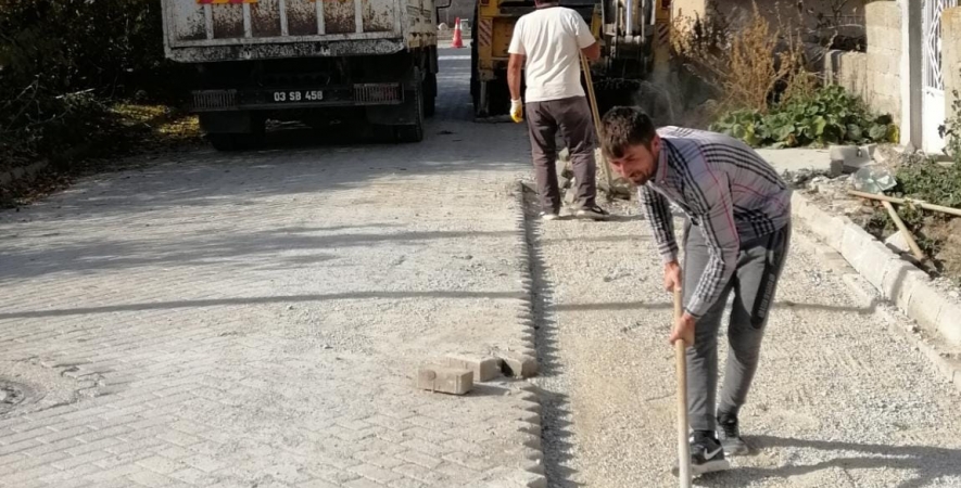 Şuhut Belediyesinden Yoğun Mesai Bozuk Kilit Parke Taşlar Tamir Ediliyor