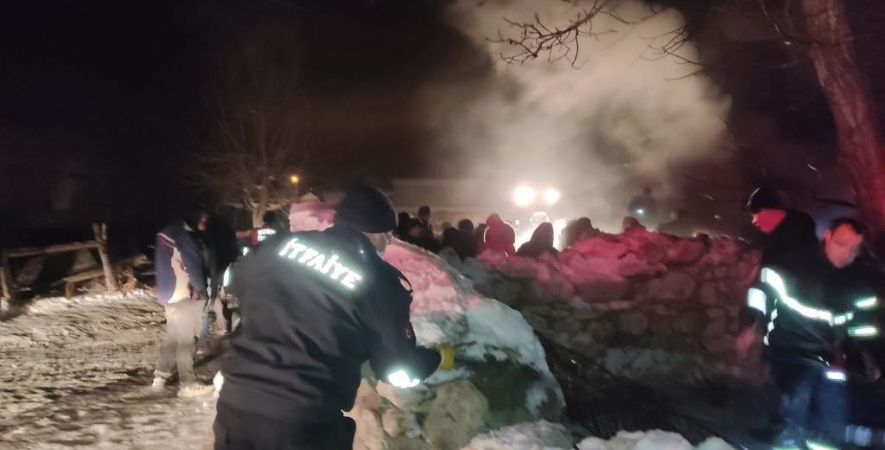 Yarışlı’da Çıkan Yangın Şuhut Belediyesi İtfaiye Ekiplerince Söndürüldü.